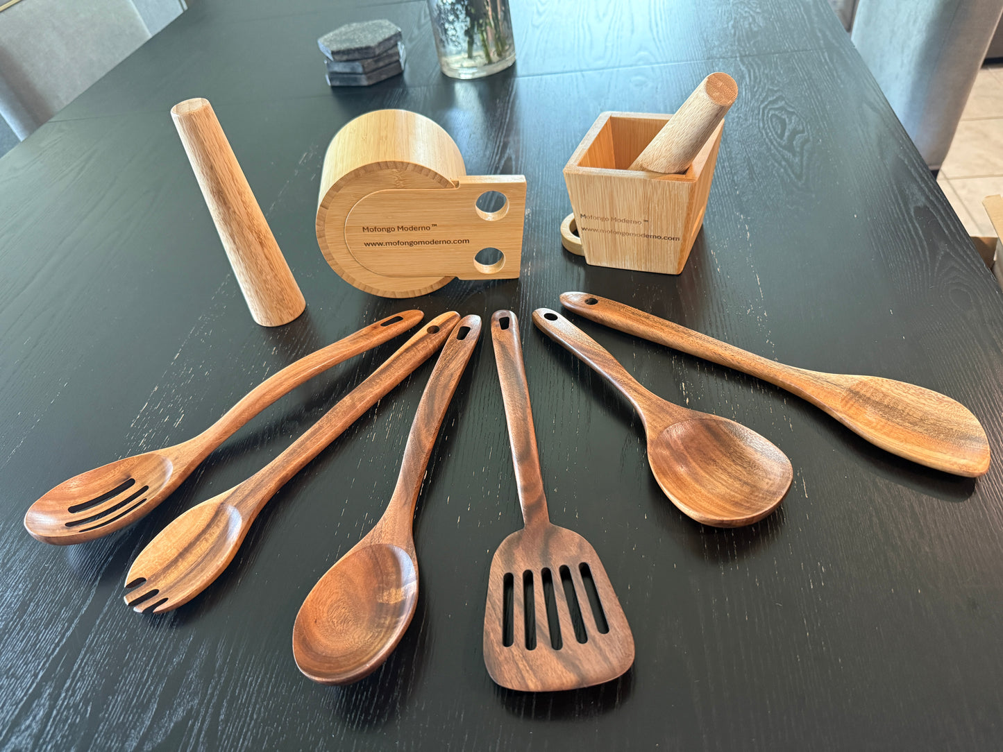 COMBO COMPLETO MOFONGO MODERNO – PILÓN CIRCULAR Y CUADRADO DE BAMBÚ + 6 UTENSILIOS DE MADERA DE ACACIA