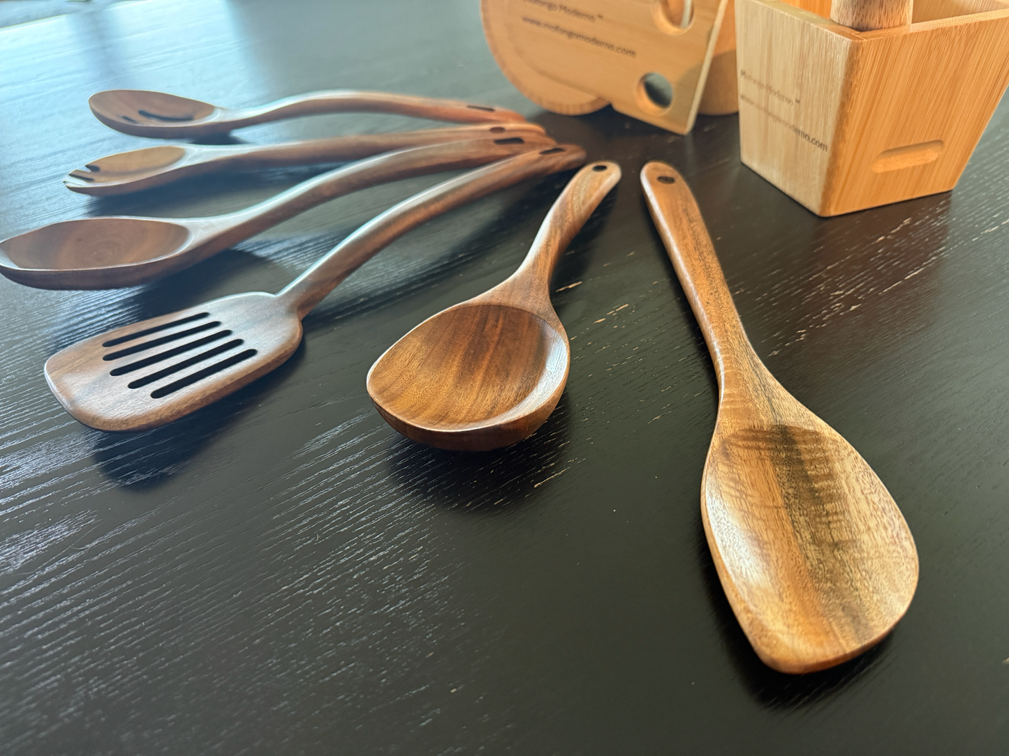 COMBO COMPLETO MOFONGO MODERNO – PILÓN CIRCULAR Y CUADRADO DE BAMBÚ + 6 UTENSILIOS DE MADERA DE ACACIA
