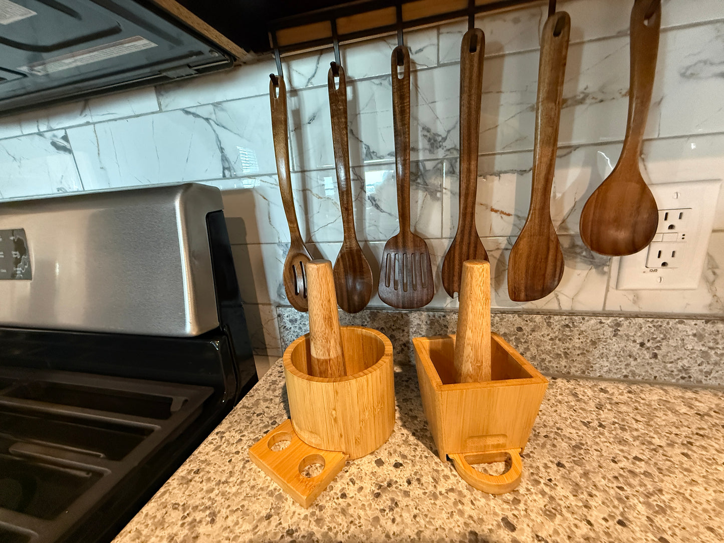 COMBO COMPLETO MOFONGO MODERNO – PILÓN CIRCULAR Y CUADRADO DE BAMBÚ + 6 UTENSILIOS DE MADERA DE ACACIA