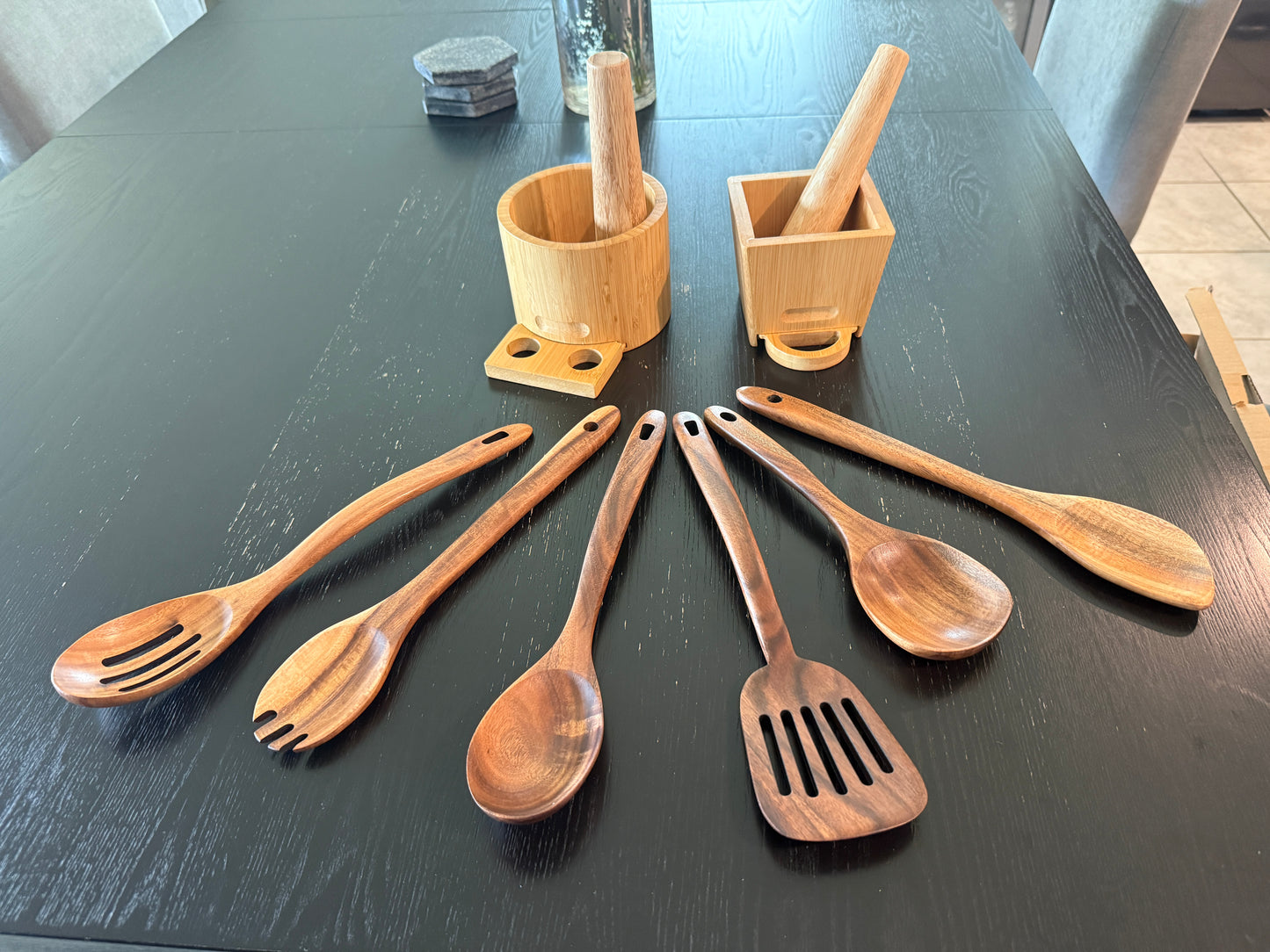 COMBO COMPLETO MOFONGO MODERNO – PILÓN CIRCULAR Y CUADRADO DE BAMBÚ + 6 UTENSILIOS DE MADERA DE ACACIA