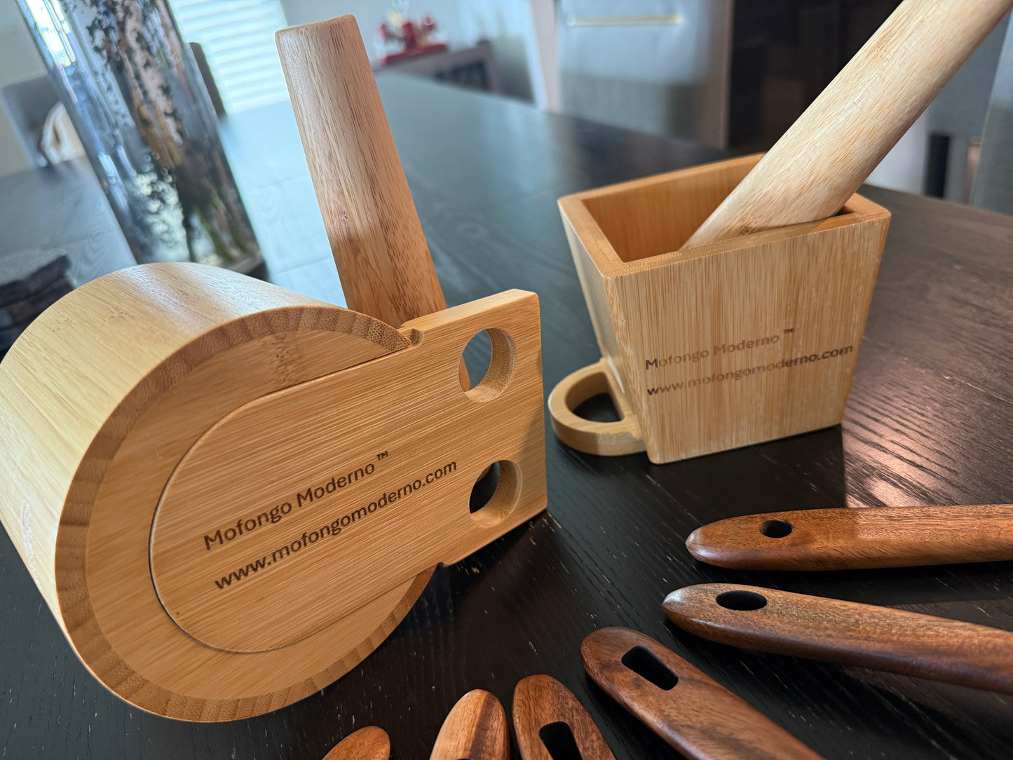 COMBO COMPLETO MOFONGO MODERNO – PILÓN CIRCULAR Y CUADRADO DE BAMBÚ + 6 UTENSILIOS DE MADERA DE ACACIA